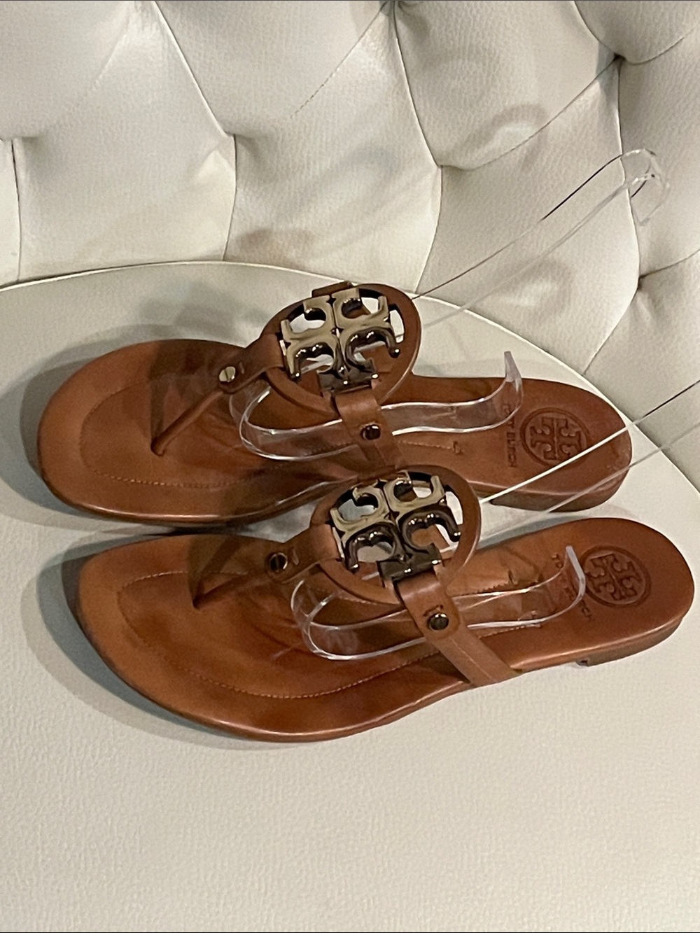 Tory Burch Tan Leather Gold Logo Thong Sandals Beautiful Eye Catching Luxury - Picture 11 of 15